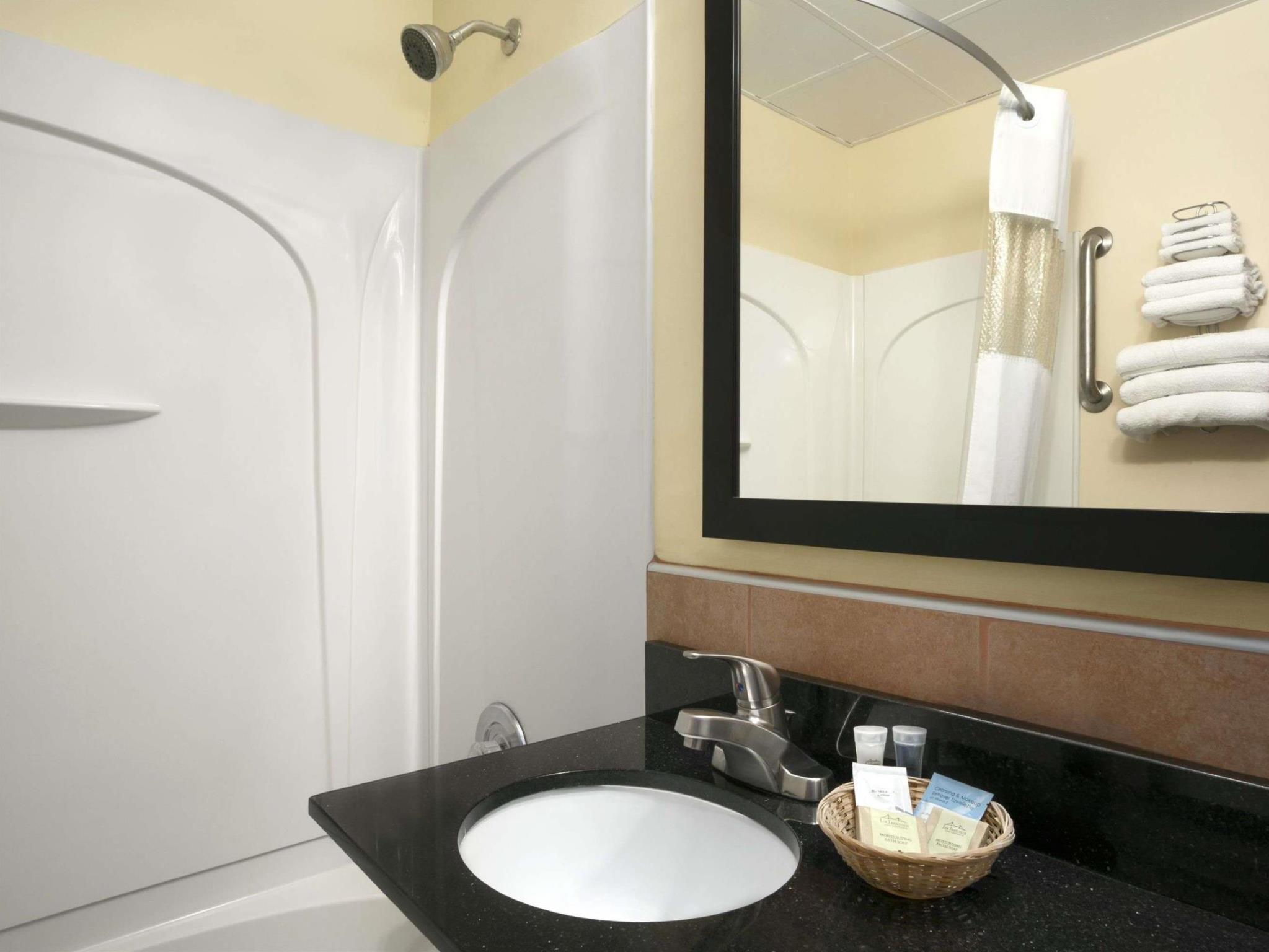 Travelodge By Wyndham Cleveland Lakewood Luaran gambar