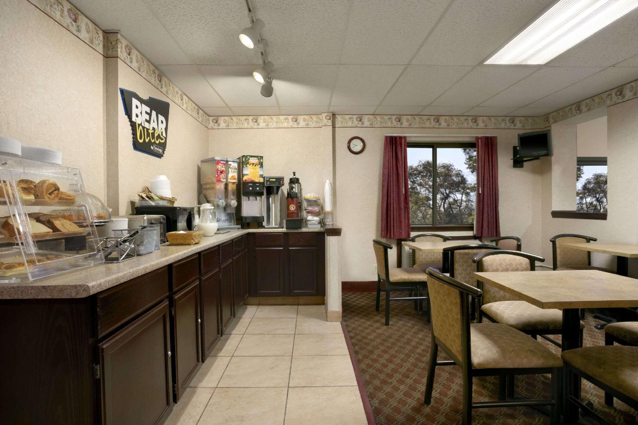 Travelodge By Wyndham Cleveland Lakewood Luaran gambar