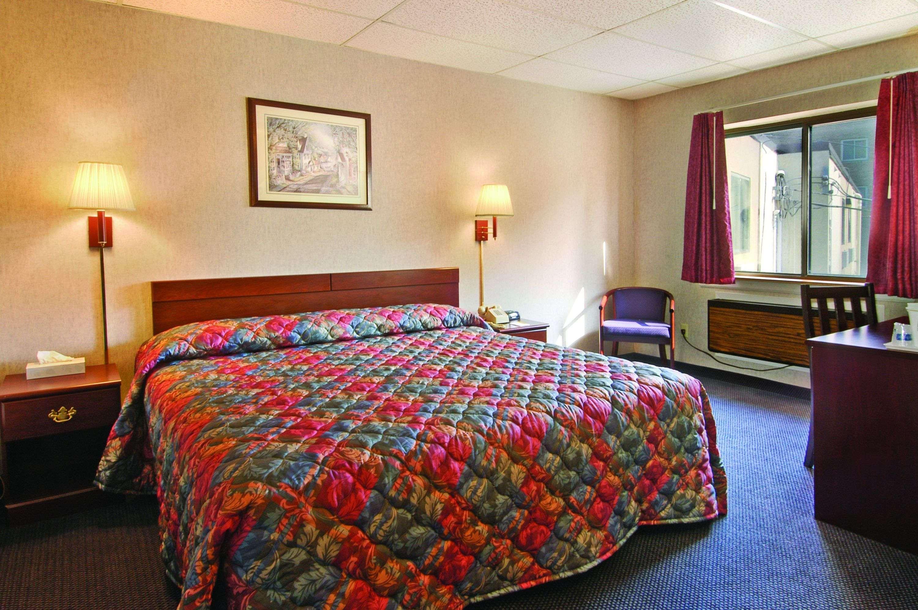 Travelodge By Wyndham Cleveland Lakewood Bilik gambar