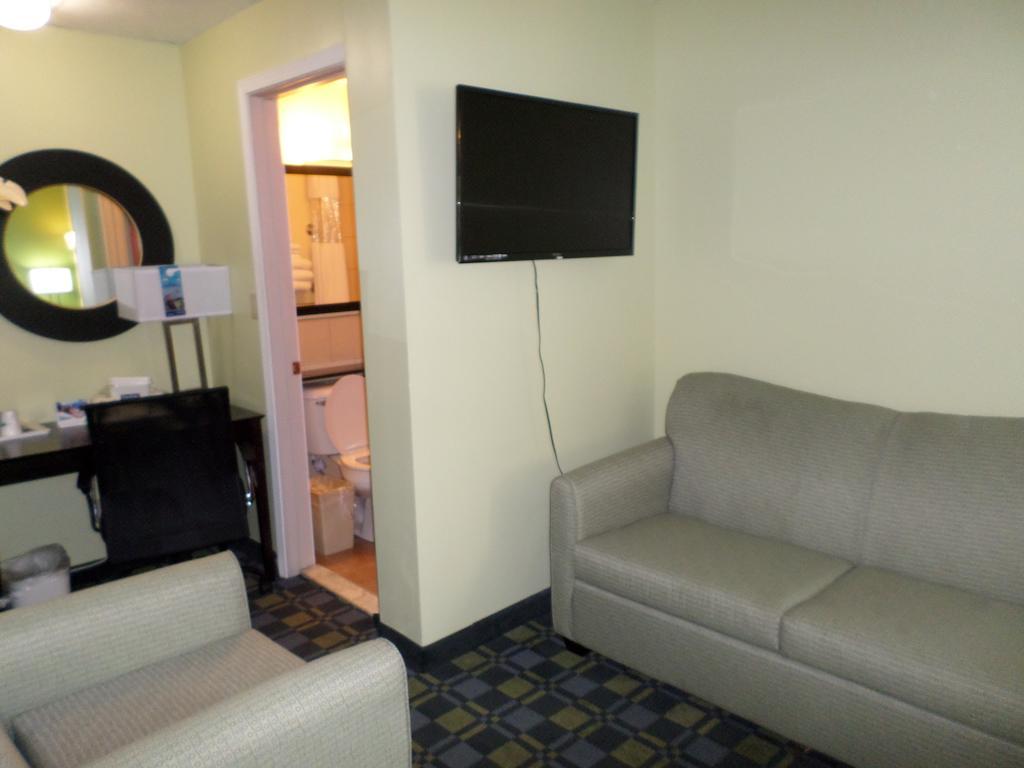 Travelodge By Wyndham Cleveland Lakewood Luaran gambar